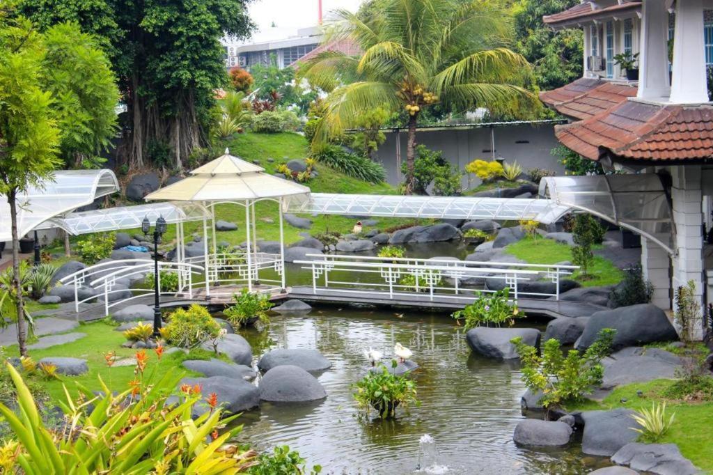 Hotel Merdeka Kediri Kediri  Zewnętrze zdjęcie