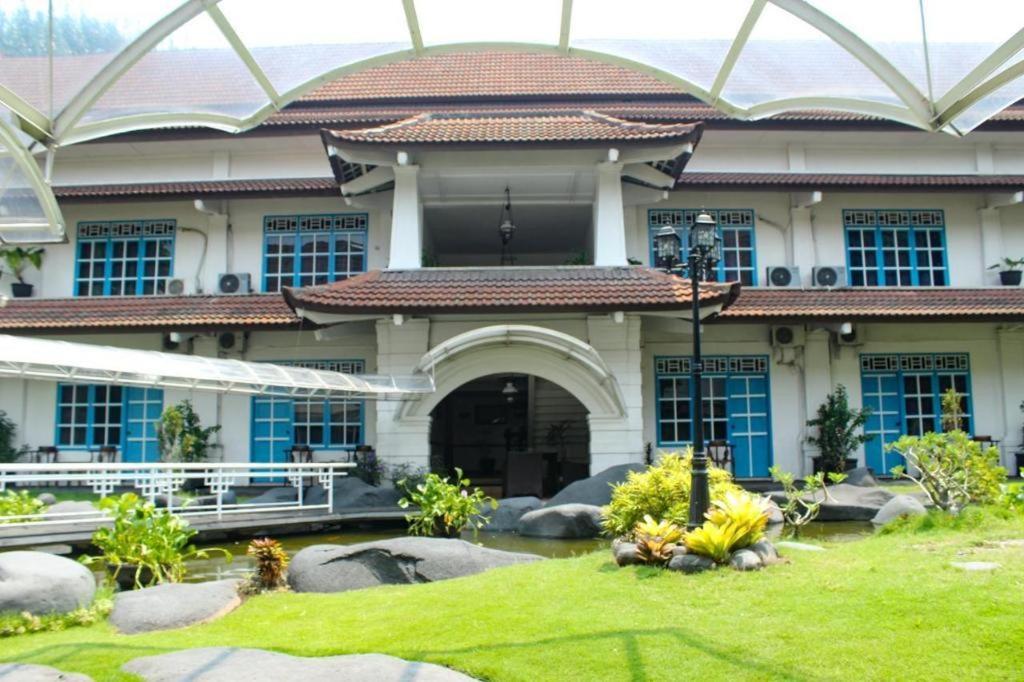Hotel Merdeka Kediri Kediri  Zewnętrze zdjęcie