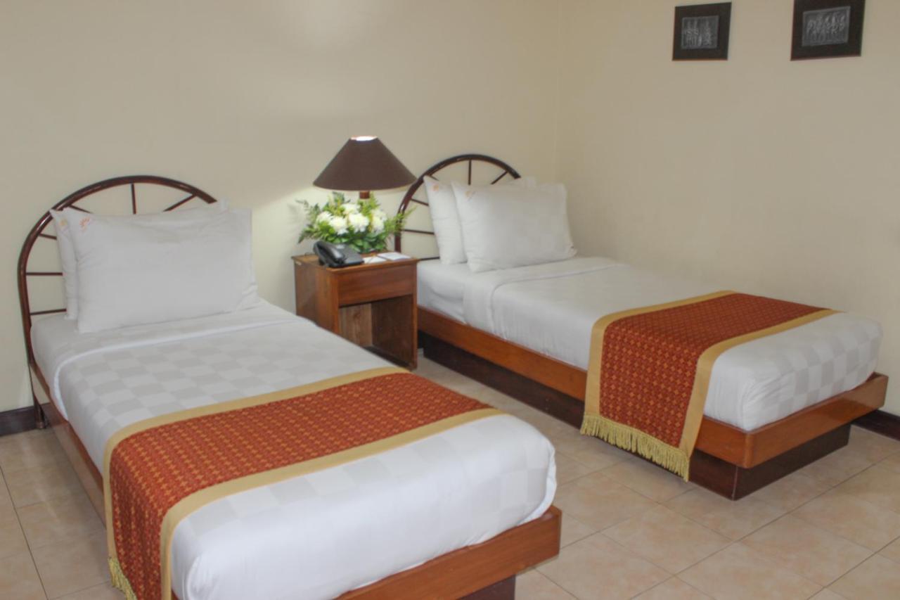 Hotel Merdeka Kediri Kediri  Zewnętrze zdjęcie