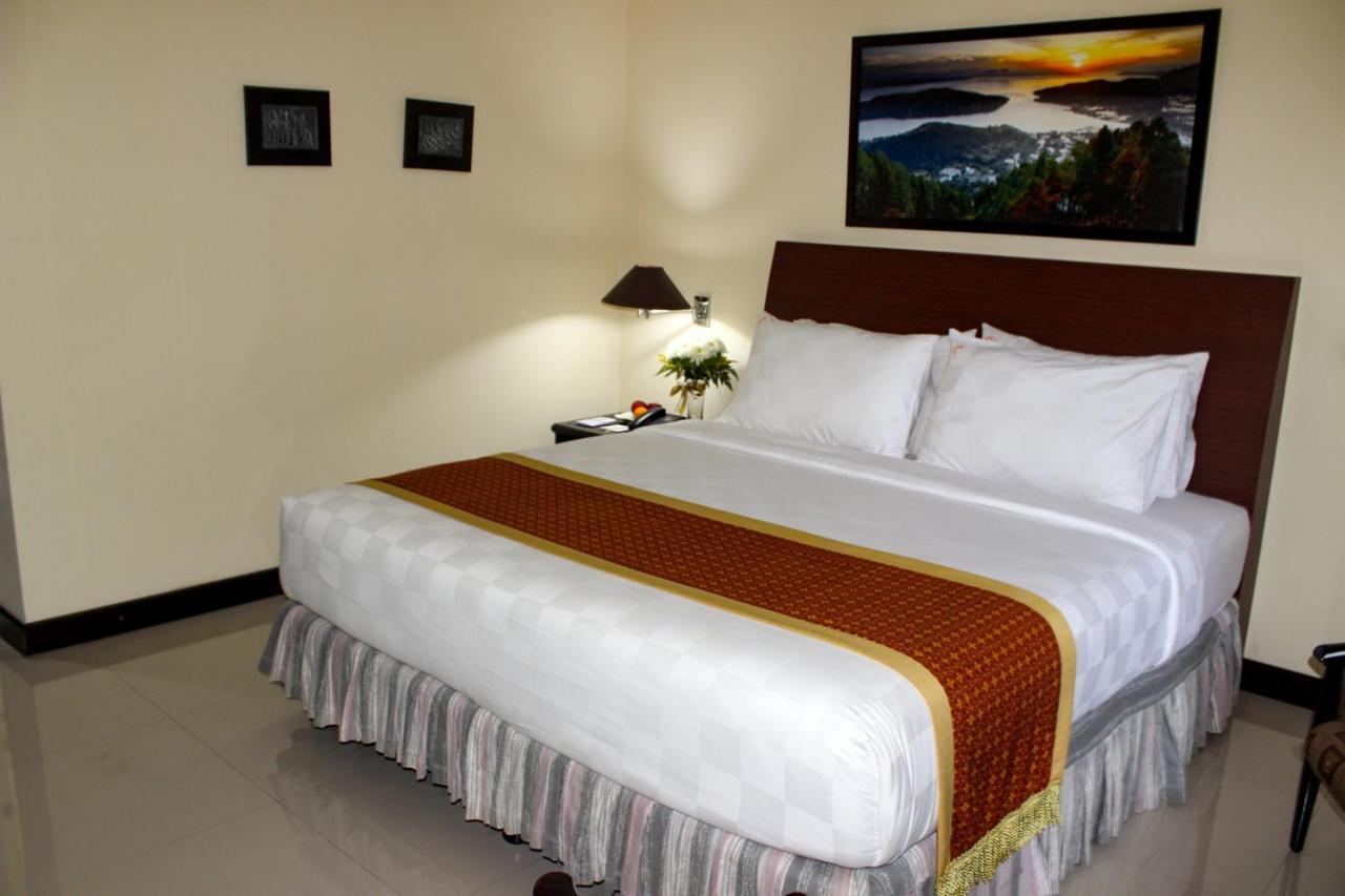 Hotel Merdeka Kediri Kediri  Zewnętrze zdjęcie