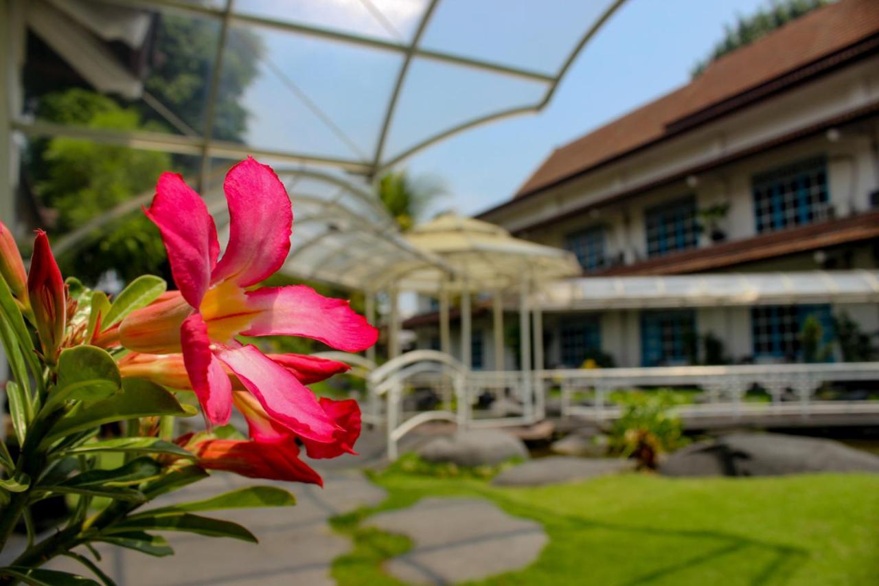 Hotel Merdeka Kediri Kediri  Zewnętrze zdjęcie